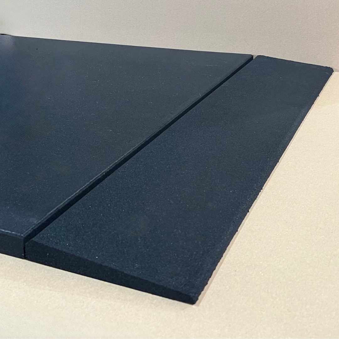 Profilo inclinato ECO-GYM RAMP per collegare piastre gommate a pavimentazioni rigide