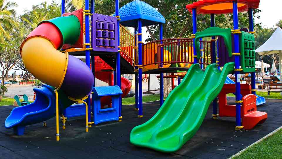 playground-bambini-sicuro-sostenibile-casei-ecosystem Playground per bambini sicuro e sostenibile con pavimentazione in gomma riciclata Casei EcoSystem