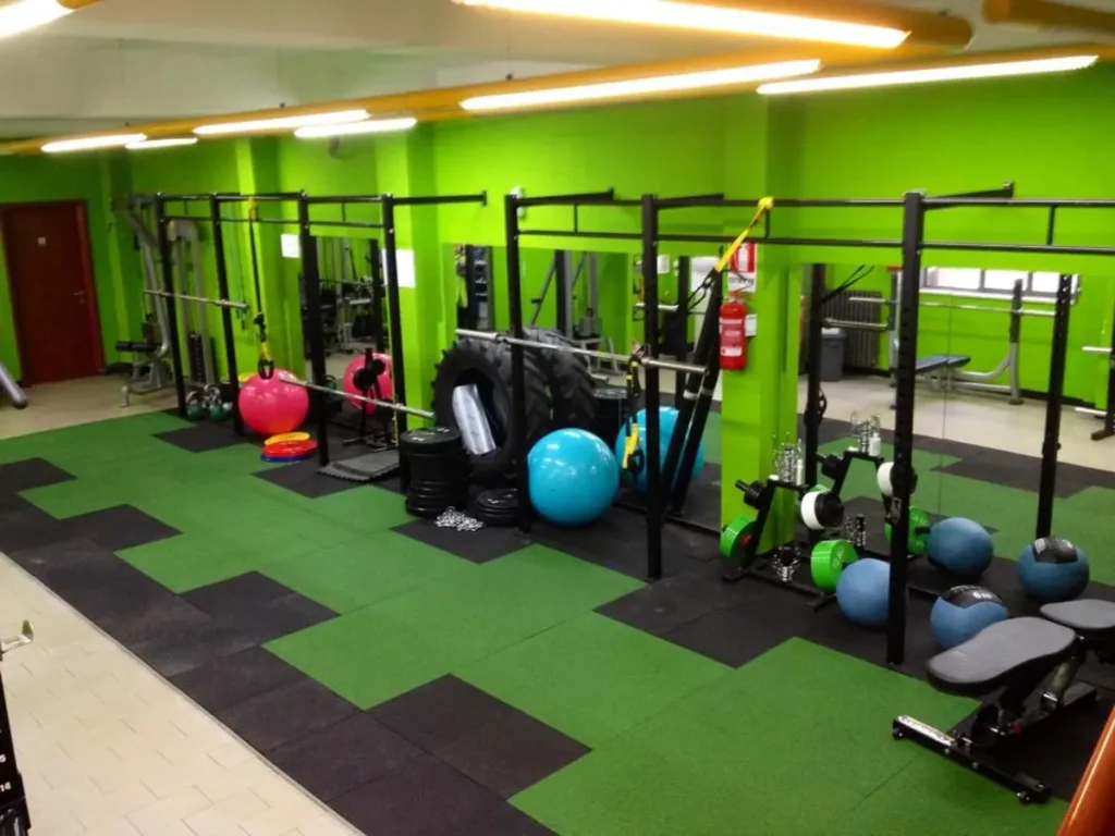 Fitnessstudio mit grün-schwarzem ECO-GYM-Bodenbelag in modularer Ausführung