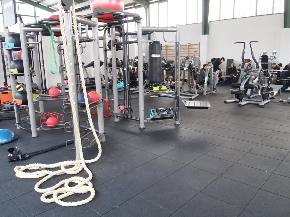 ECO-GYM-Bodenbelag im Funktionstrainingsbereich mit Fitnessgeräten