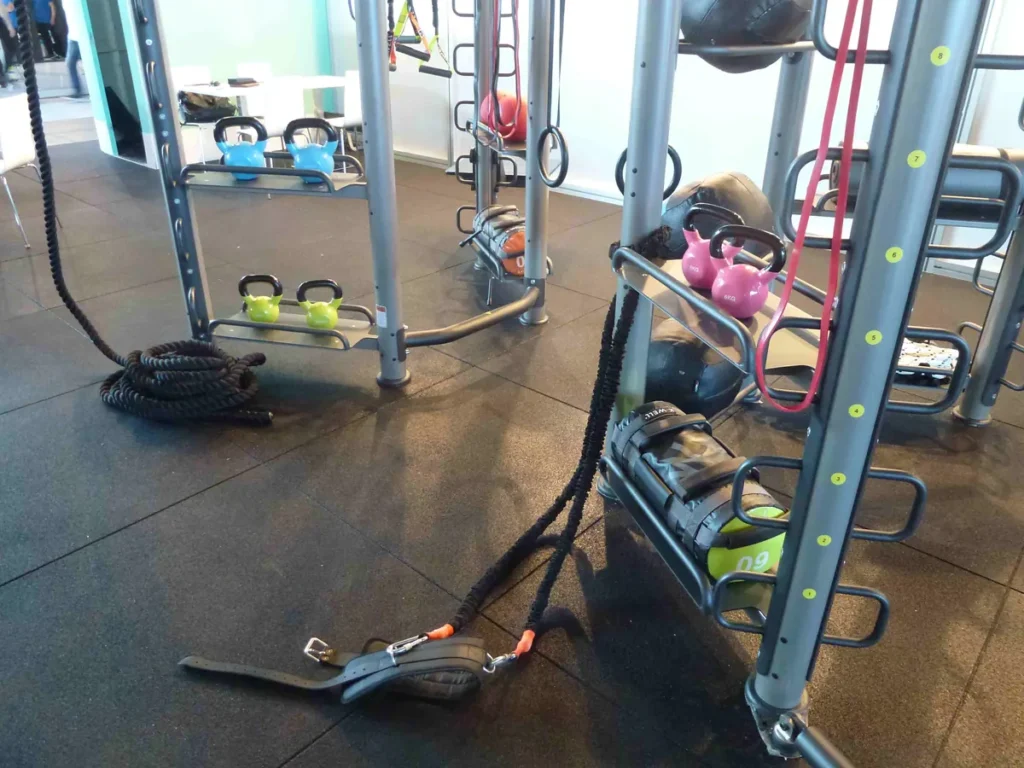 ECO-GYM-Gummiboden in einem für funktionelles Training ausgestatteten Fitnessstudio