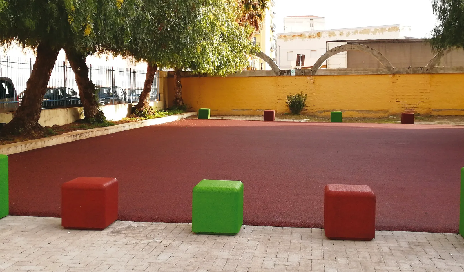 ECO-URBAN 1 Bancos ECO-CUBE rojos y verdes integrados en un espacio urbano al aire libre