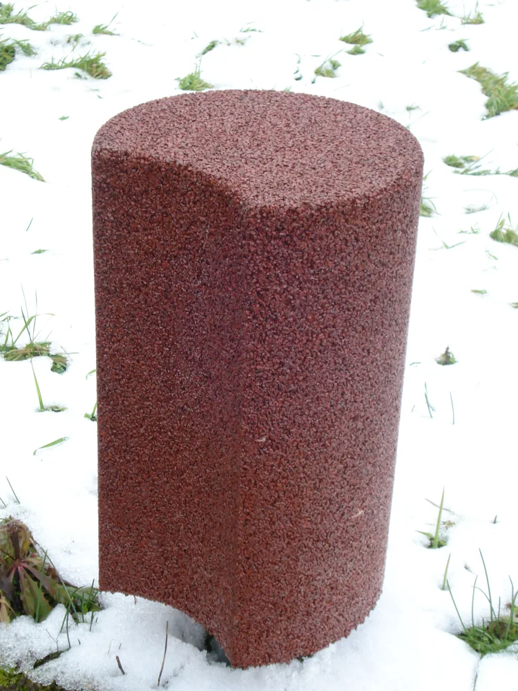 Rotes, zylindrisches ECO-DRUM SLIM-Element auf schneebedecktem Boden