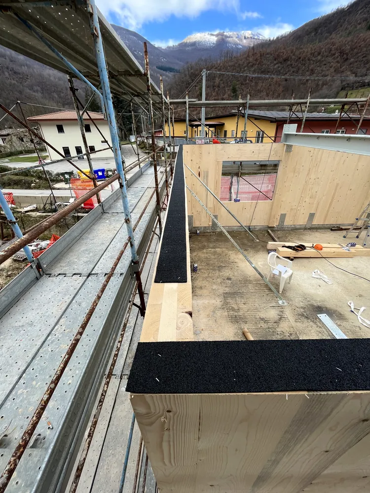 ECO-BUILDING 1 ECO-FON STRIP-Wandabschlussleiste, angebracht an einer Trennwand aus Holz
