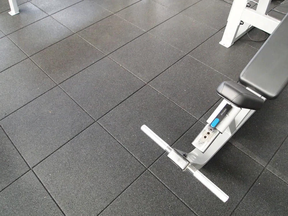 Detailansicht der ECO-GYM TOP-Platten neben einer Fitnessbank