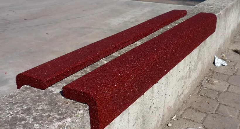 Perfiles protectores ECO-SAFE CORNER rojos, colocados sobre un murete